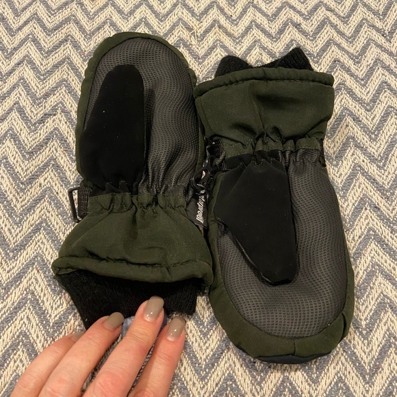 C9 by Champion Kids Waterproof Snow Mittens – Size 4/7 – Olive Green - Picture 4 of 5